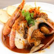 全国各地から届けられるその時期オススメの生牡蠣はもちろん、季節の食材を取り入れた手づくりのイタリア料理も楽しめるお店。旬の魚介を活かした、バラエティ豊かな料理も見どころです。
