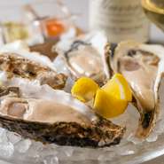 ～Oyster Hour～
オイスターバーのハッピーアワー「オイスターアワー」を毎日開催しております！
ディナータイムOPNEから18:00限定で厳選生牡蠣2種類を1P380円でご用意しております！