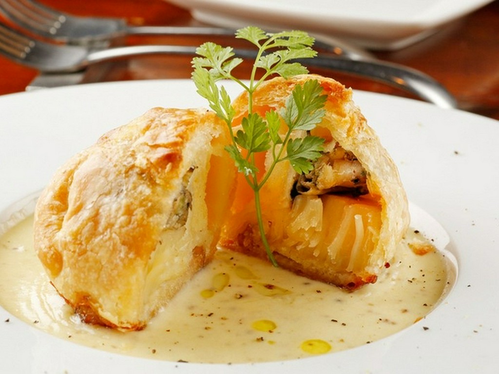 貝の旨みと濃厚なソース『牡蠣とホタテのパイ包み　アンチョビクリームソース』