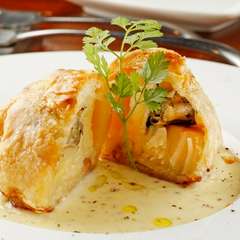 貝の旨みと濃厚なソース『牡蠣とホタテのパイ包み　アンチョビクリームソース』