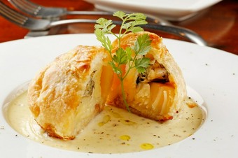 貝の旨みと濃厚なソース『牡蠣とホタテのパイ包み　アンチョビクリームソース』
