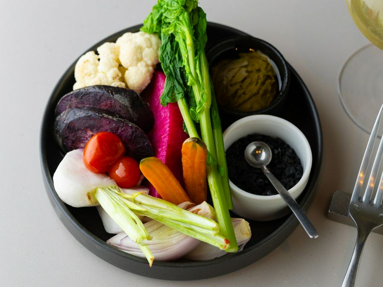 【BELON】ならではの逸品『季節野菜のロースト 炭のフォークソルトと牡蠣のバーニャカウダで』