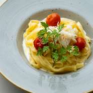 【サラダ】
グリーンサラダ

【パスタ】
牡蠣のパスタ含む　本日のパスタ3種よりお選び頂けます。

【カフェ】
コーヒー又は紅茶

平日 1,580円　
休日 1,880円