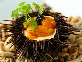 創業時から親しまれる『冷製　生ウニのプリン　キャビア添え』