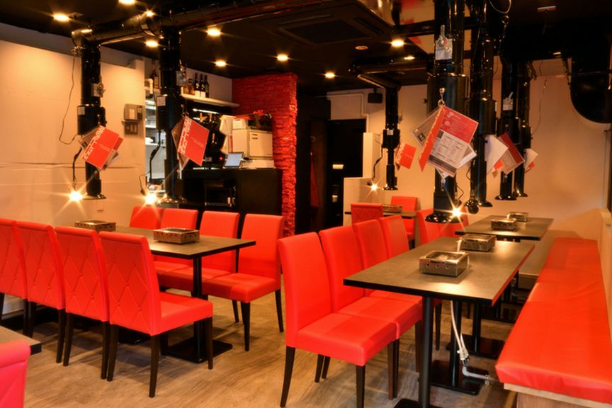 明るい雰囲気の中で好きな厳選肉を焼肉で味わえる店