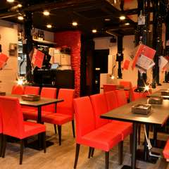 明るい雰囲気の中で好きな厳選肉を焼肉で味わえる店