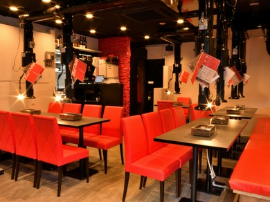 明るい雰囲気の中で好きな厳選肉を焼肉で味わえる店