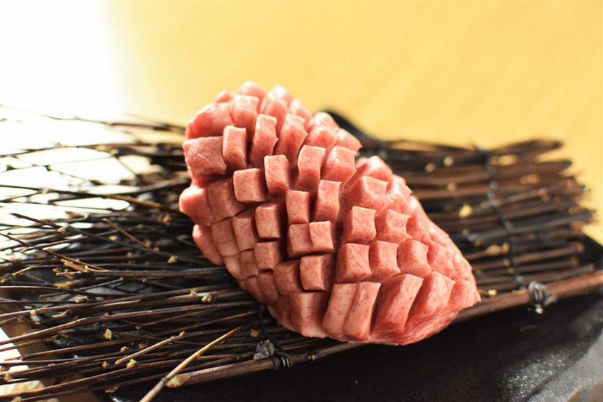 圧倒的なオーダー率を誇る、人気No.1メニュー『名物厚切タン 60g』