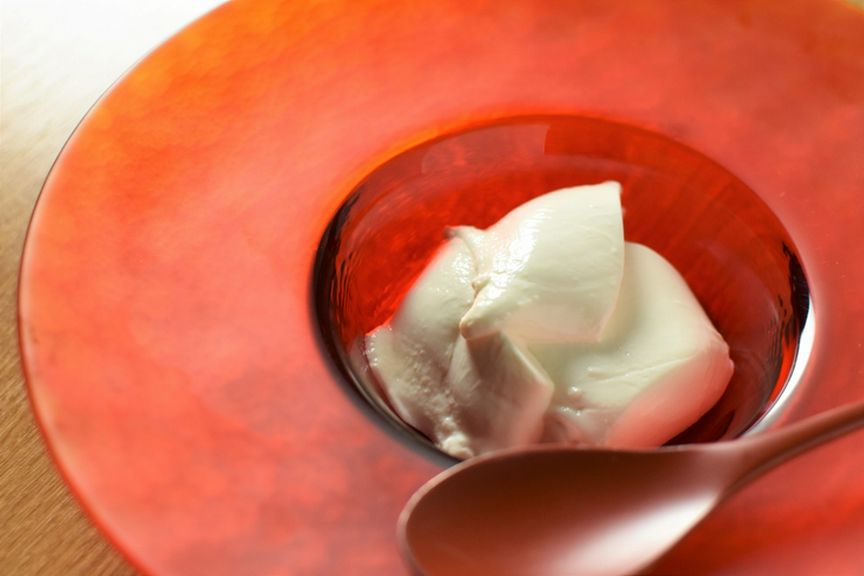 自慢のトロける杏仁豆腐