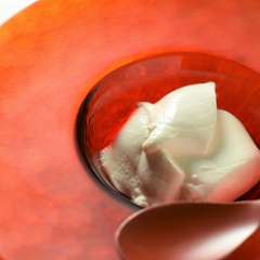 自慢のトロける杏仁豆腐