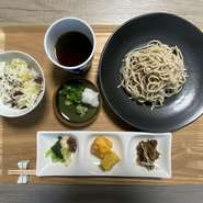先付け、かけそば　または　ざるそば、味ご飯のセット