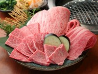 チルド仕入れ・店内カットにこだわったお肉を中心とした食べ放題コースは【焼肉 力丸】の名物。コースは全3種類、予算やシーンに合わせて選べるほか、飲み放題もオプションメニューとして追加できます。