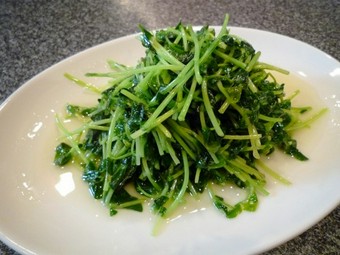 シャキッとした絶妙な歯応え『豆苗の塩炒め（清炒豆苗）』