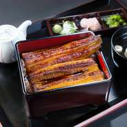 大ぶりな鰻まるごと一尾使ったうな重です。※テイクアウト容器にてうなぎの弁当 【松】も提供可能です。
