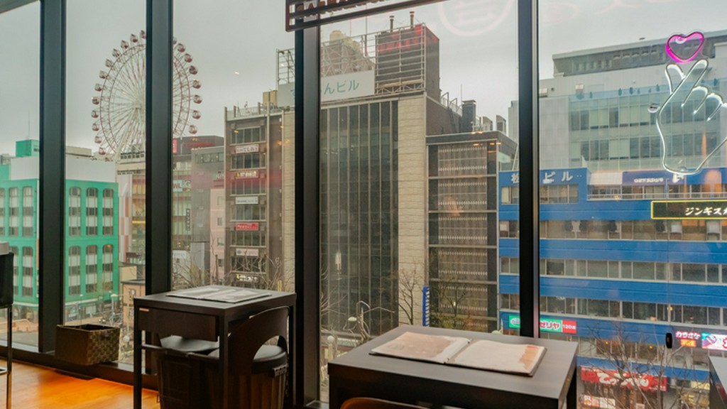 ガラス張りの大きな窓からは、すすきのの街並みが一望
