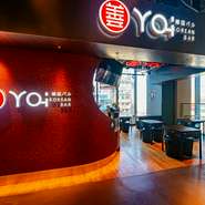 韓国モダンスタイルのインテリアが広がる店内では、洗練された雰囲気の中で韓国の食を体感できます。K-POPの映像音楽が流れ、まるでソウルの街角にいるかのような空気を演出。