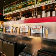 カウンター席が設けられており、静かに食事を楽しみたいときや、ふらりと立ち寄りたいときもオススメ。ドリンクのラインナップも豊富で、気分に合わせて選ぶ楽しさがあります。