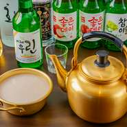 韓国焼酎は、肉料理やピリ辛の一品にも良く合い、ロックや水割など好みに合わせて楽しめるのも特徴。また、マッコリは柔らかな甘みとほのかな酸味が心地良く、濁り酒ならではのまろやかさが料理の味を引き立てます。