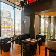 スタイリッシュで都会的な雰囲気の中、自然と会話も弾むからデートにぴったり。二人でメニューを眺める時間も特別に感じられます。【韓国料理 YOI】で、いつもの夜に小さなときめきをプラスしてみませんか？