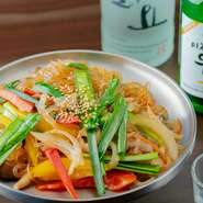 韓国春雨のもちもちとした食感が印象的。噛むほどに広がる優しい旨み、甘辛の奥にある深いコクが口の中に染み渡ります。シンプルながらも丁寧に仕上げられており、箸が自然と進む逸品です。