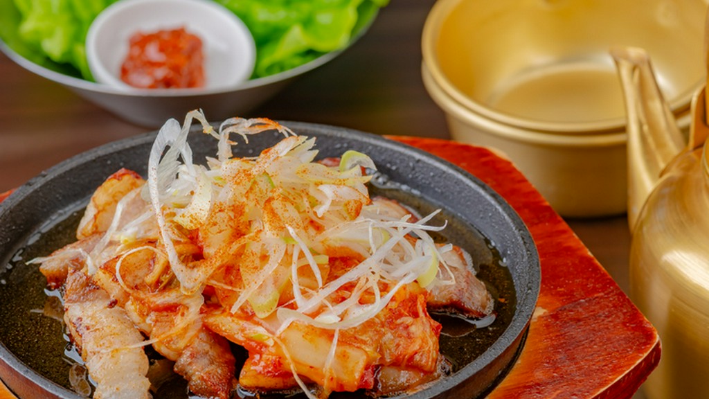 香り、食感、味付けのバランスが整った一皿『鉄板サムギョプサル』