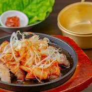 香ばしく焼いた北海道産豚肉をサンチュに包み、特製キムチと韓国の調味料・サムジャンを添えれば味に奥行きが生まれます。肉の旨み、野菜のみずみずしさ、調味料のコクが一体となった一皿です。