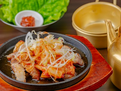 香り、食感、味付けのバランスが整った一皿『鉄板サムギョプサル』