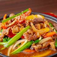 特製のプルコギソースが使われており、香り高く味に深みがあります。食材の旨みがソースと絶妙に絡み合い、豊かな風味を満喫。熱々の鉄板で運ばれるので、最後まで温かく、おいしくいただけます。