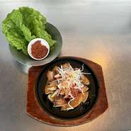 北海道産の豚バラ肉にひと手間を加え、気軽に楽しめる一皿に仕上げています。香ばしく焼き上げた豚肉をサンチュで包み、特製キムチとサムジャンを添えることで、肉の旨みと野菜の瑞々しさ、調味料のコクが調和。