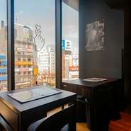 モダンな韓国文化を感じられるカジュアルな空間で、韓国の伝統酒や料理を気軽に味わえます。ランチセットは手頃で満足感があり、夕方の軽い一杯からしっかりしたディナーまで幅広く対応。