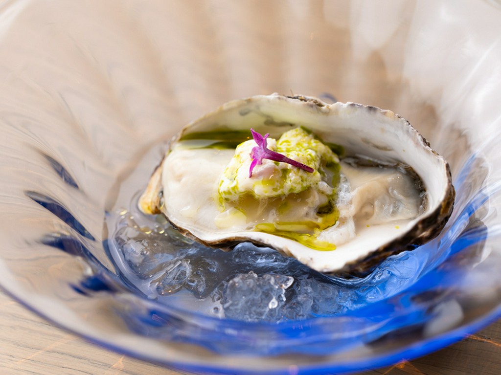 料理人が縁を紡いだ生産者から取り寄せる極上の食材でもてなす