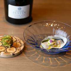 生青海苔が食欲を掻き立てるクロケッタと、ディルオイルが爽やかに香る牡蠣からスタートする『棒鱈、牡蠣』