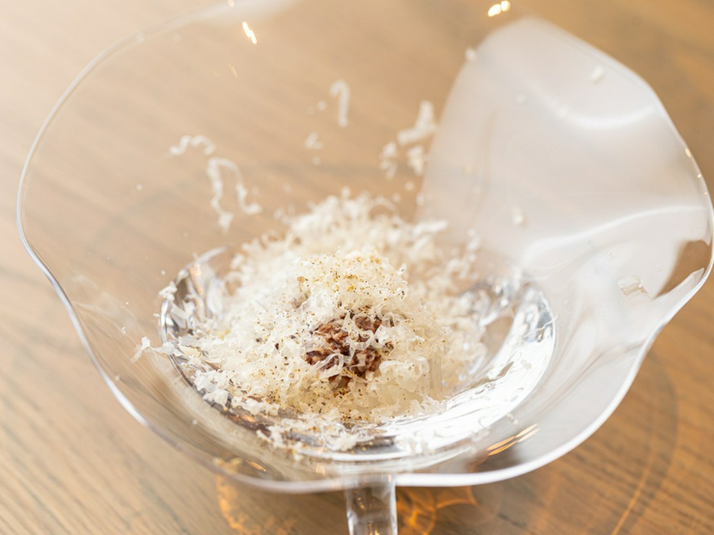 口の中で「まるで寿司？」という風味が広がる遊び心と緻密さに溢れた新感覚の『鯨、マジャクリ』