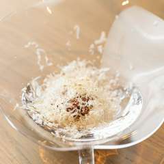 口の中で「まるで寿司？」という風味が広がる遊び心と緻密さに溢れた新感覚の『鯨、マジャクリ』