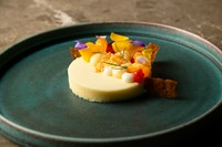 すだち香るホワイトチョコを使ったクリームに、タイマンゴーなどの柑橘、ライチピューレ、生姜クリーム、ジャスミンのジュレ、ザクザクのクランブルをトッピング。
食感と香りがアクセントとなった一品。