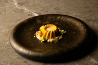 タイ本国「SAAWAAN」から受け継ぐ、SAAWAAN BISTROを代表するデザート。かぼちゃで作ったプリンに、ココナッツのソース、パンダンリーフで作ったシフォンケーキなどを散りばめた芸術的な一皿。
