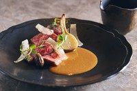 前菜２品、お野菜、お好きなメインデッシュとライスがついたビストロセットです。
90分のカクテルビュッフエ、カフェとワインなど約２０種類のフリーフロー付き。