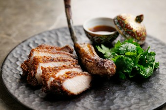 前菜２品、お野菜、お好きなメインデッシュとライスがついたビストロセットです。９０分のフリーフロー付。