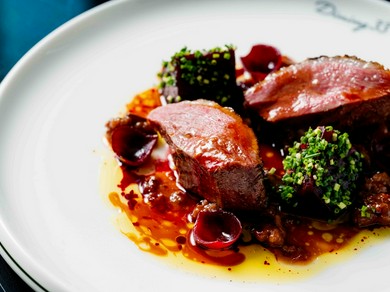 メインの皿にも四季が薫る！緻密な火入れで仕上げる『肉料理』