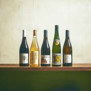 ヘッドシェフ紺野真さんはナチュールワインを世の中に広めたことでも知られた人物。フランス、イタリア、ドイツのほか、オーストラリアや日本などニューワールドのワインも充実。ペアリングコースも用意されている。
