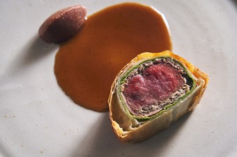 英国の伝統料理をフランス料理の技で洗練させた『ヴェニソン・ウェリントン』