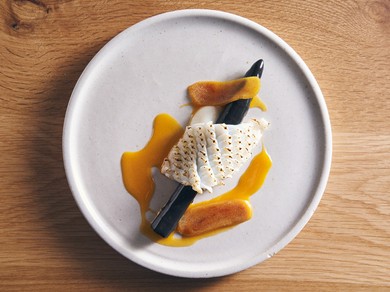 フランスの古典料理を旬の食材を使って再構築『ホワイトアスパラガス ヤリイカ 卵 カラスミ』