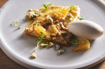 フランスの伝統菓子を軽やかな仕立てにして提案『オレンジ クレープ トンカ豆』