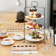 誕生日や記念日には、無料のチョコペンメッセージでサプライズ演出を。上質なチョコレートと洗練された空間が、大切な一日を甘く彩ります。