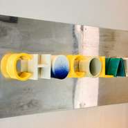 落ち着いた雰囲気で、一人でも気兼ねなく過ごせる大人のチョコレート専門店。カウンター席もあり、自分へのご褒美や静かなひとときにおすすめです。