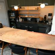 6席のカウンター席ではスタッフがゲスト一組一組と向き合い、最適な楽しみ方を提案。チョコレートの魅力や、その歴史なども交えながら、チョコレートを楽しむライブ感も味わえます。