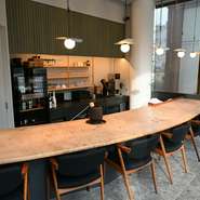 「麻布台ヒルズ」のガーデンプラザA2階、ルーフトップ内の隠れ家的空間。店内は茶室を思わせる、落ち着いた印象。カウンターは温もりある質感の楓を使用。茶釜など作品たちに見守られながら優雅な一時を過ごせます。