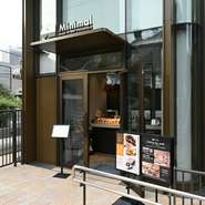 ヒルズ内でも静かなエリアにあり、大人のデート利用にも最適なスポット。イートインでの五感で楽しむチョコレート体験は、記念日だけでなく、ちょっと贅沢気分を味わいたい日にも最適です。