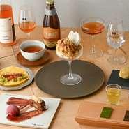 全メニューにカカオやチョコレートを使い、素材で異なるカカオの表情を引き出した、おまかせデザートコース。アルコールコースでは日本酒やクラフトビールのペアリングを用意。それぞれが織りなす調和も楽しめます。