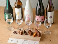 日本酒の伝統文化を継承しながら、革新的な酒を生み出し続ける秋田県「新政酒造」の日本酒5種を、それぞれと相性の良いチョコレートスイーツと合わせて楽しめる特別なセットメニューです。